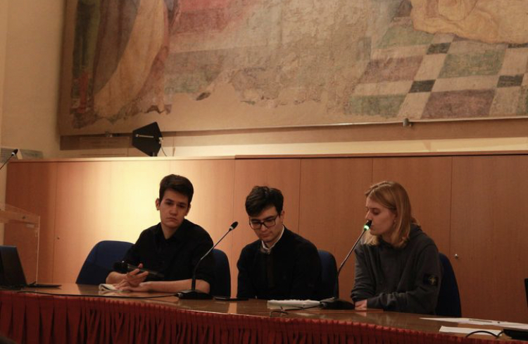 La squadra di dibattito durante la difesa